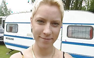 deutscher porno produzent bumst alles was ihm vor die kamera laeuft