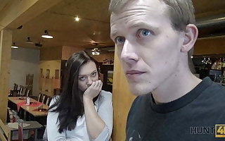 HUNT4K. Rich sponger meets poor couple in bowling